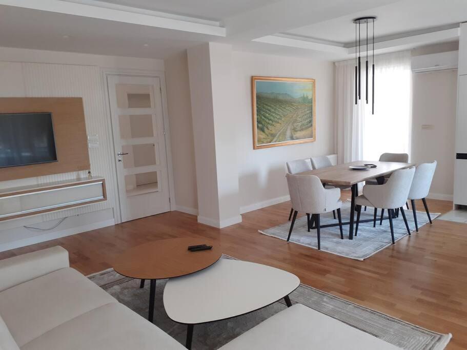 Brand New Lux Apartment سكوبجي المظهر الخارجي الصورة